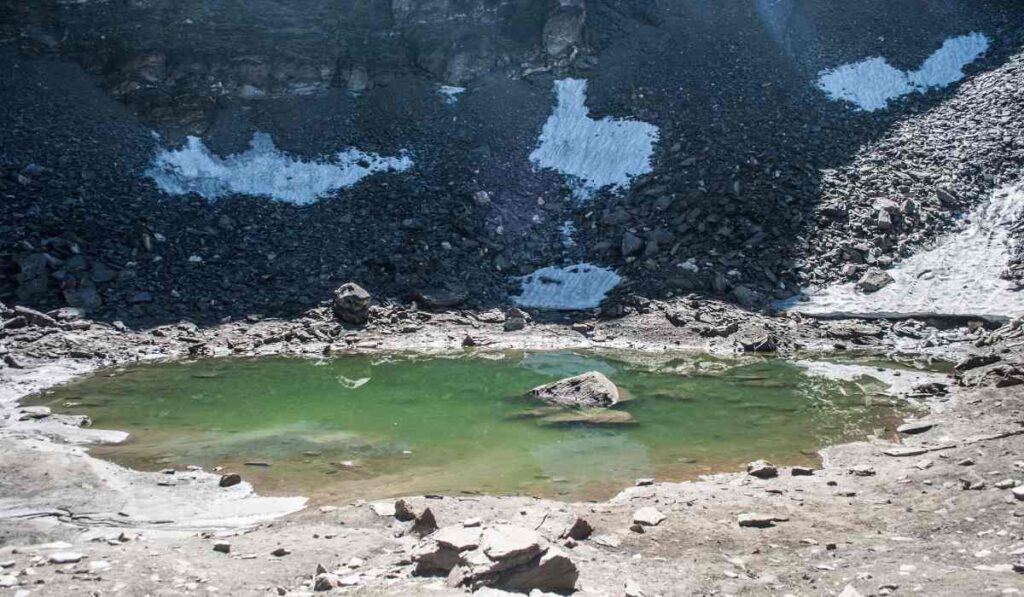 roopkund skeleton lake - unsolved mystery of India