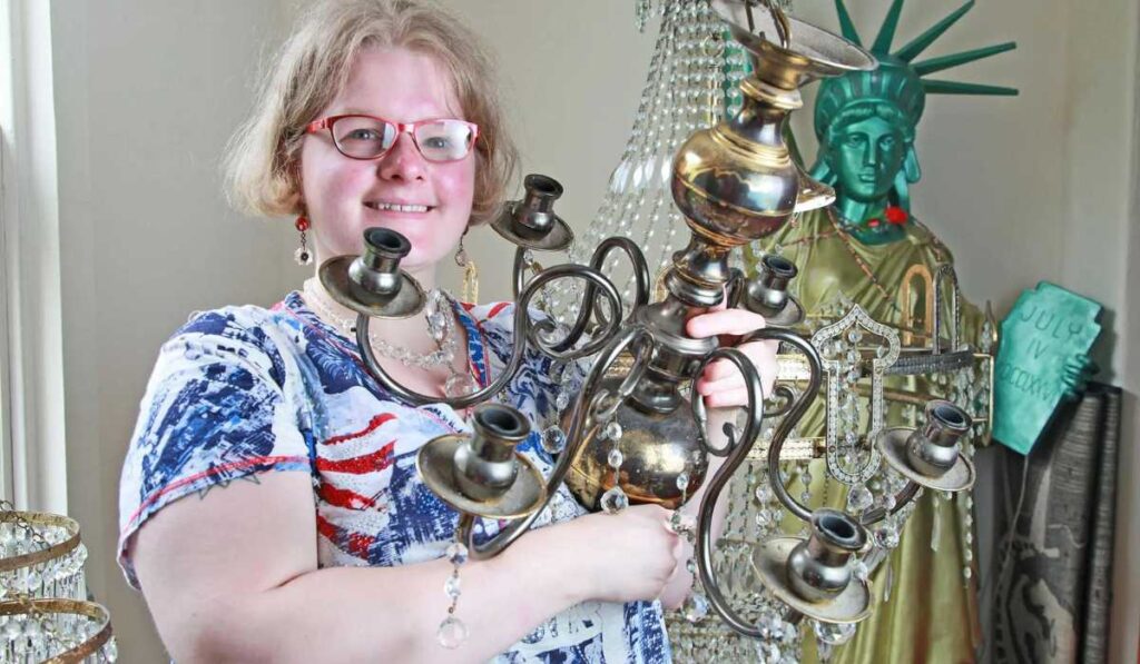 Amanda Liberty married a Chandelier