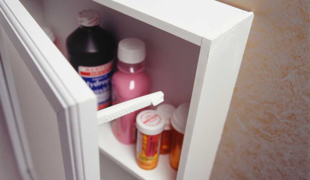 Murderer Coming Through Medicine Cabinet - urban legends that are true